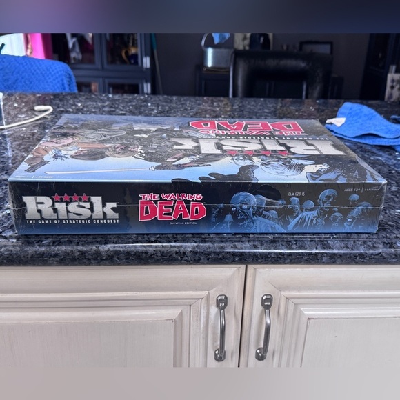 π§ββοΈ Risk: The Walking Dead β Survival Edition (BRAND NEW & SEALED!) π§ββοΈ - Picture 8 of 16